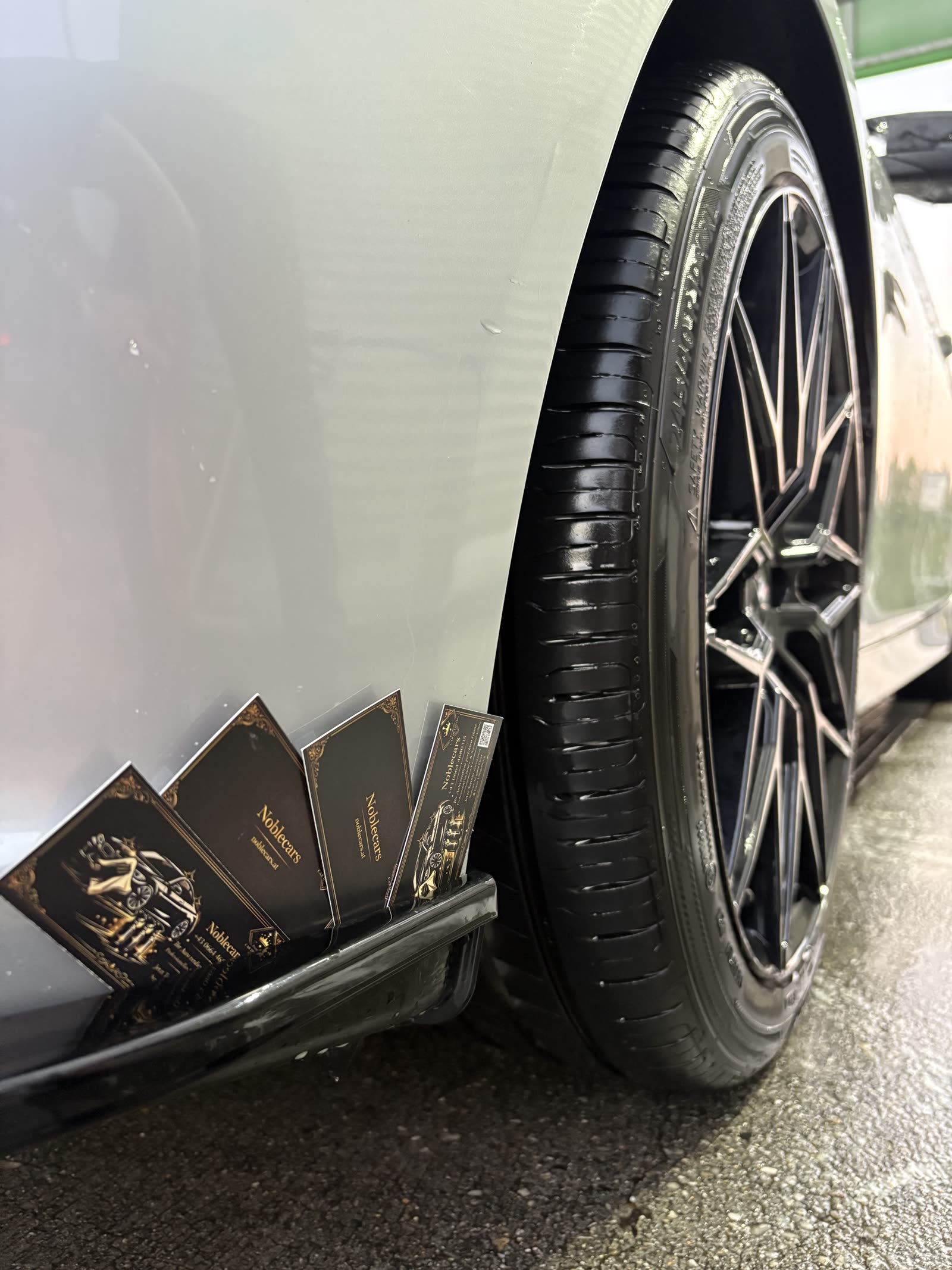 Frisch aufbereitete Felge mit Noblecars Visitenkarten auf der Motorhaube
